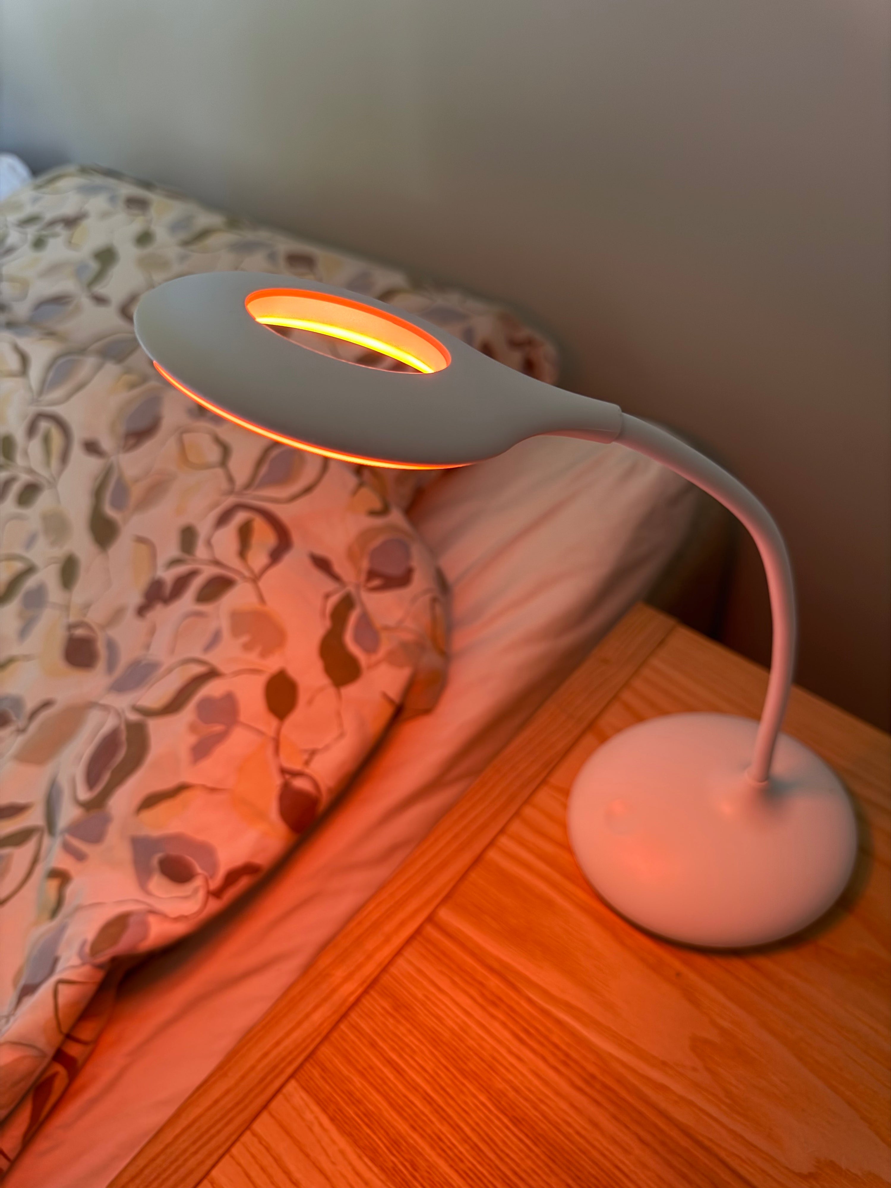 Bedside lamp: Better sleep without blue light