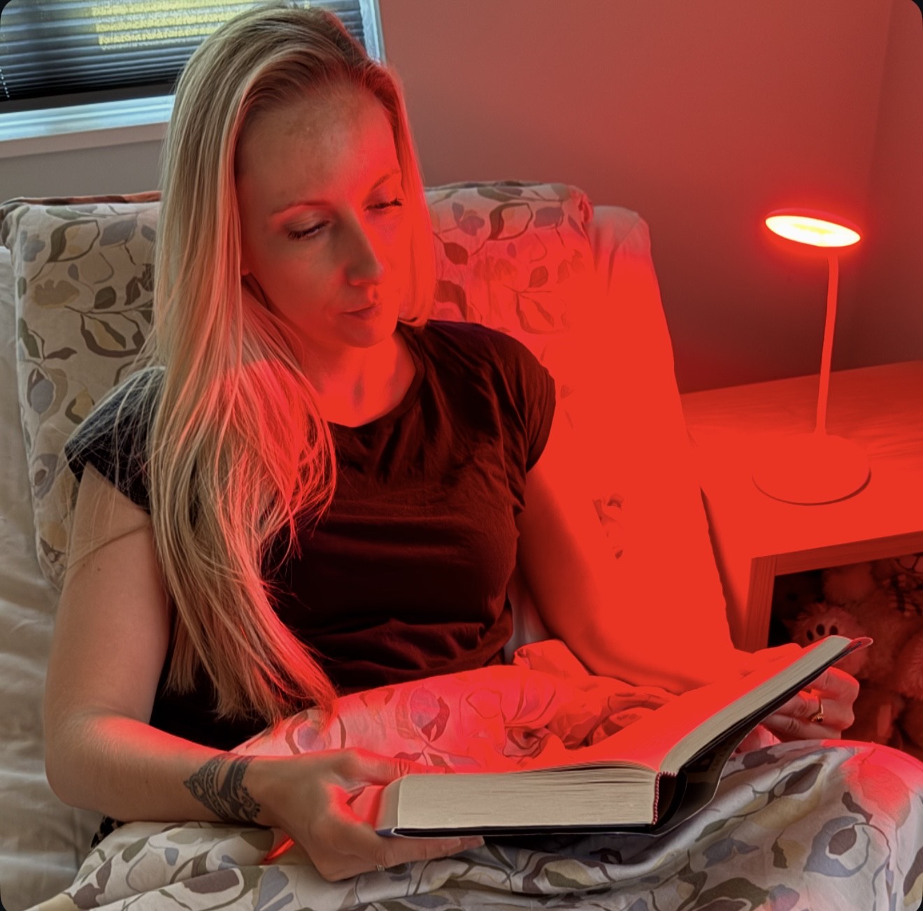 Bedside lamp: Better sleep without blue light